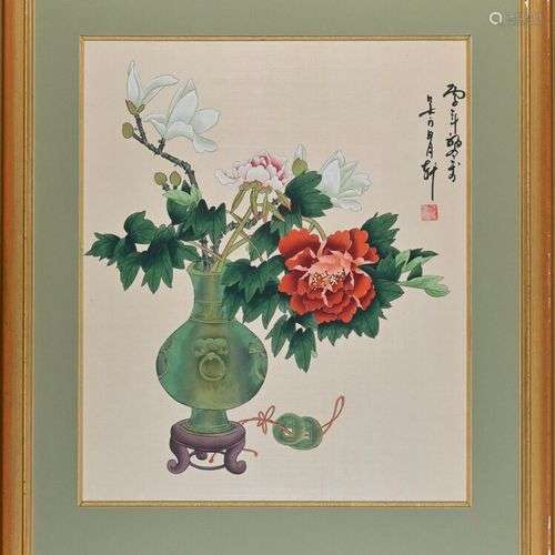 CHINE - XXe siècle Vase fleuri Gouache sur soie, signée et c...