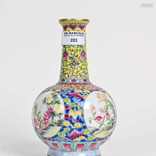 CHINE - XXe siècle Petit vase en porcelaine à décor polychro...