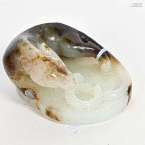 CHINE - XXe siècle Petit sujet en jadeite blanc tacheté de m...