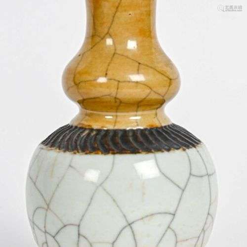 CHINE, Nankin - XIXe siècle Petit vase en grès émaillé brun,...