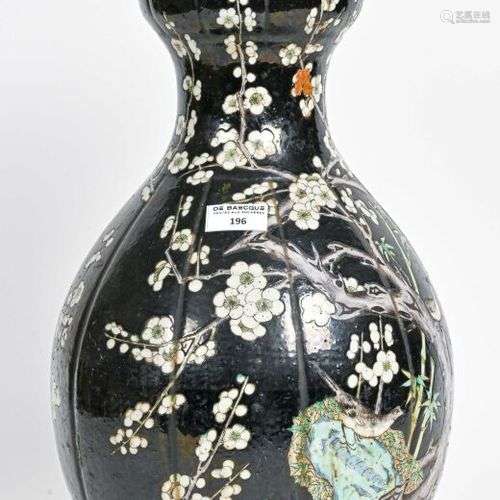 CHINE - Fin du XIXe siècle Grand vase bulbe en porcelaine, à...