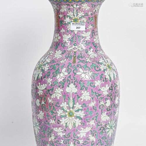 CHINE - Vers 1900 Vase en porcelaine à décor émaillé polychr...