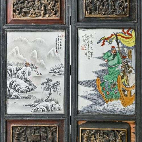 CHINE du Sud - XIXe siècle Deux panneaux décoratifs, centrés...