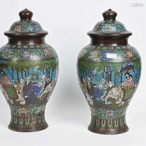 JAPON, Kyoto - Période MEIJI (1868-1912) Paire de vases couv...