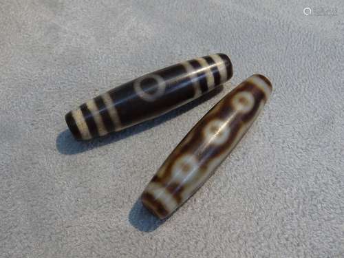 TIBET - XIXe siècle Deux amulettes porte-bonheur en agate L....