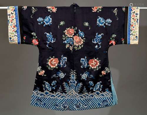 CHINE - XIXe siècle Robe d'été en soie, à décor brodé de chr...