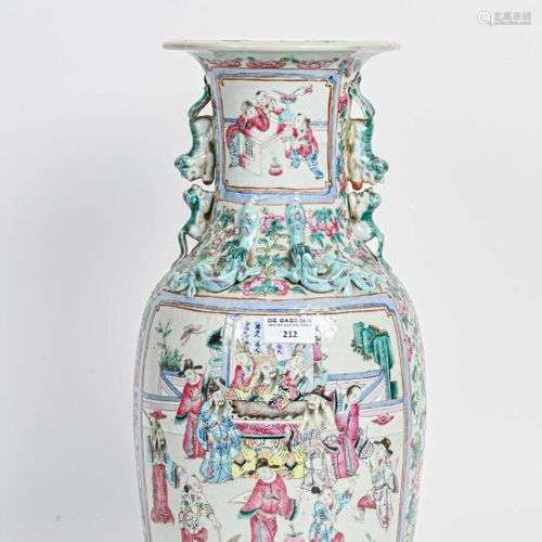 CHINE, Canton - XIXe siècle Vase balustre en porcelaine à co...