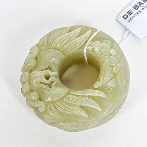 CHINE - XXe siècle Bague d'archer en jade céladon D. 5 cm