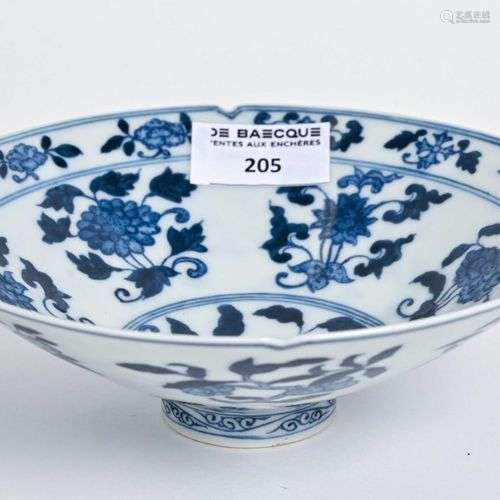 CHINE - XXe siècle Petite coupe en porcelaine sur petit talo...