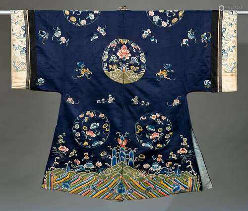 CHINE - XIXe siècle Robe d'été en soie, à décor brodé polych...