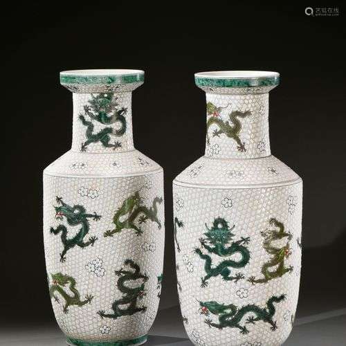 CHINE - XXe siècle Grande paire de vases de forme bambou en ...