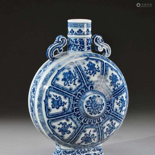 CHINE - XXe siècle Vase gourde en porcelaine blanc bleu à de...