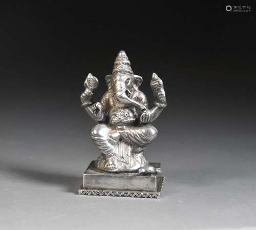 INDE - XXe siècle Petite statuette de Ganesh en argent 800°/...