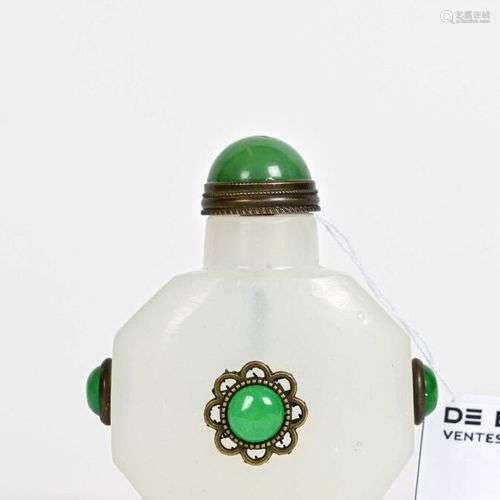 CHINE - XXe siècle Petite tabatière octogonale en verre de P...