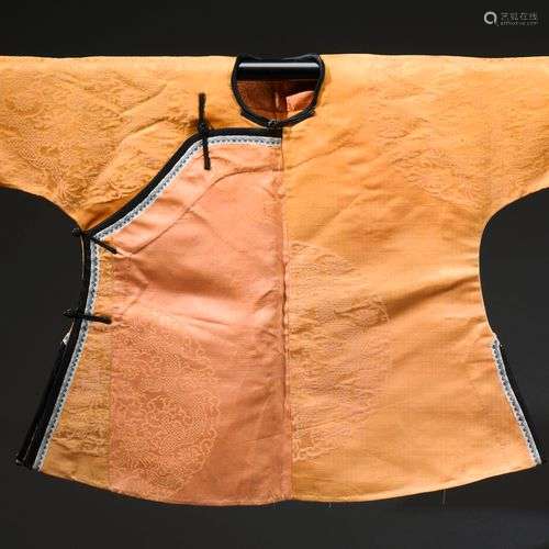 CHINE - Fin du XIXe siècle Rare petite robe d'enfant en soie...