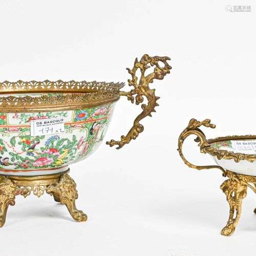 CHINE, Canton - XIXe siècle Deux coupes en porcelaine à déco...