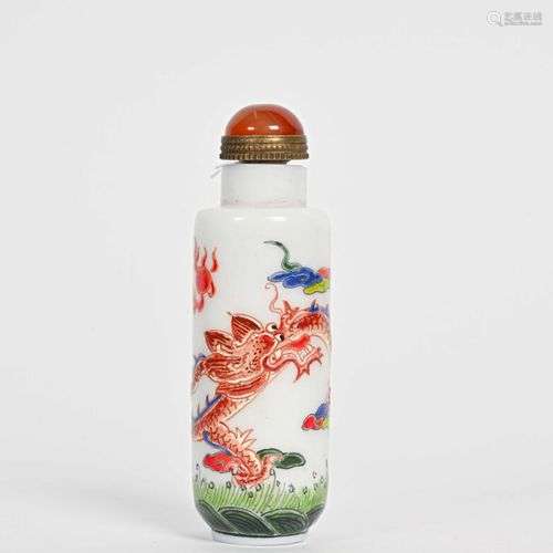 CHINE - XXe siècle Tabatière en verre peint à décor de drago...