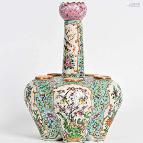 CHINE - Vers 1900 Tulipier en porcelaine à décor émaillé pol...