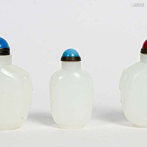 CHINE - XXe siècle Trois tabatières en verre de Pékin à l'im...