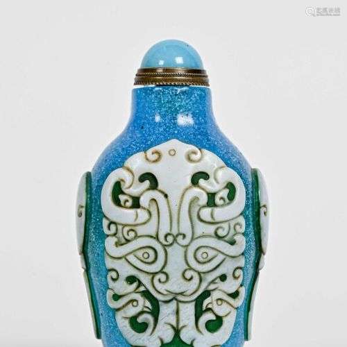 CHINE - XXe siècle Tabatière en verre bleu à motifs archaïqu...
