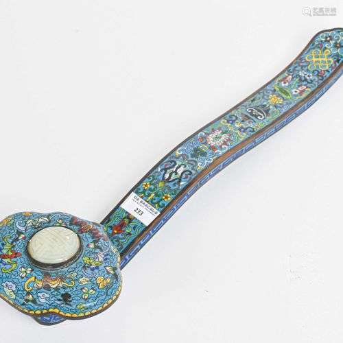 CHINE - XXe siècle Grand sceptre Ruyi en émaux cloisonnés, à...