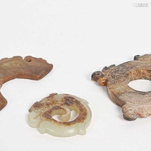 CHINE - XXe siècle Trois pendentifs et amulettes en jade tac...