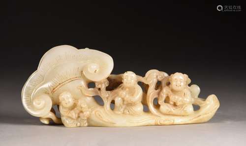 CHINE - Début du XXe siècle Ruyi en jade, à décor sculpté de...