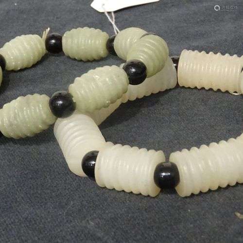 CHINE - XXe siècle Deux bracelets bouddhiques en jade