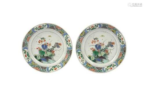 A PAIR OF CHINESE FAMILLE VERTE 'GRASSHOPPER' DISHES.