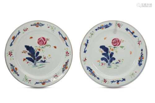 A PAIR OF CHINESE FAMILLE ROSE DISHES.