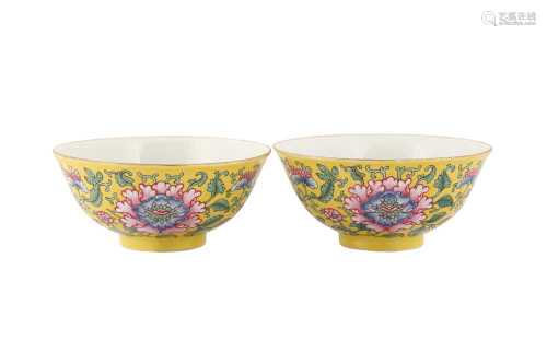 A PAIR OF CHINESE FAMILLE ROSE YELLOW-GROUND 'HIBISCUS' BOWL...