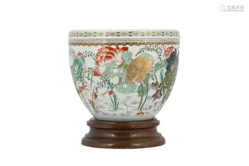 A CHINESE FAMILLE VERTE 'LOTUS POND' FISHBOWL.