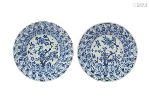 A PAIR OF CHINESE BLUE AND WHITE 'BLOSSOMS' DISHES.