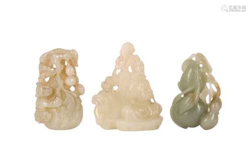 THREE CHINESE PALE CELADON JADE CARVINGS.