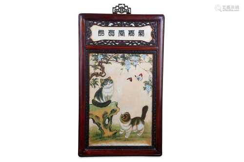 A CHINESE PAINTED MARBLE ‘CATS’ PANEL.