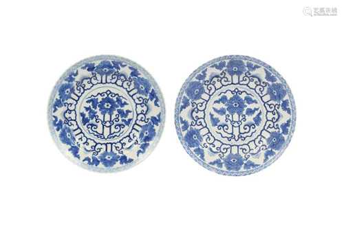 A PAIR OF CHINESE BLUE AND WHITE DISHES.