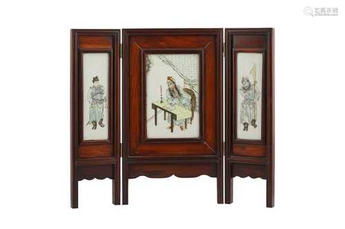 A CHINESE FAMILLE ROSE MINIATURE TABLE SCREEN.