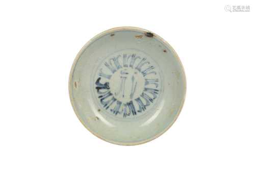 A SMALL CHINESE BLUE AND WHITE 'LANÇA SCRIPT' DISH.