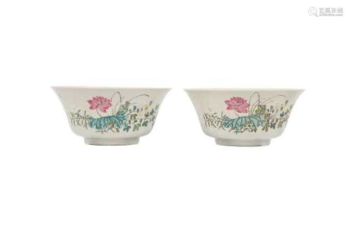 A PAIR OF CHINESE FAMILLE ROSE 'BLOSSOMS' BOWLS.