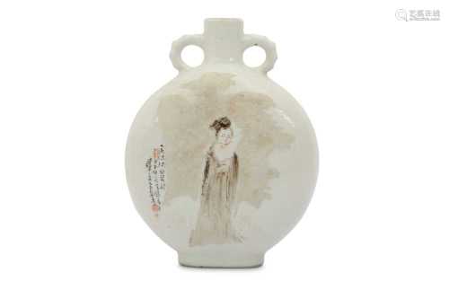 A CHINESE EN GRISAILLE-PAINTED MOON FLASK.