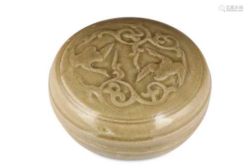 A CHINESE YUEYAO CIRCULAR 'DUCKS' BOX AND COVER.