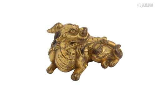 A CHINESE GILT-BRONZE 'QILIN' PAPERWEIGHT.