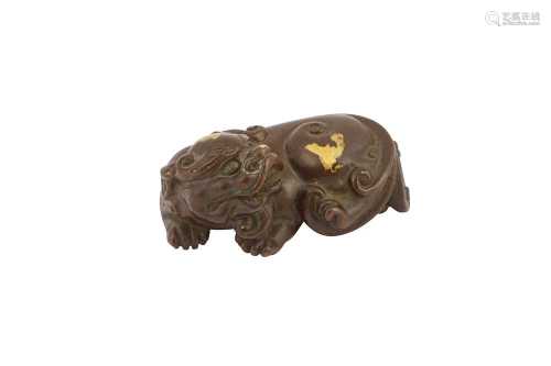 A CHINESE GOLD-SPLASHED BRONZE 'LION DOG' PAPERWEIGHT.