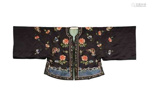 A CHINESE EMBROIDERED BLUE-GROUND SILK LADY'S JACKET.