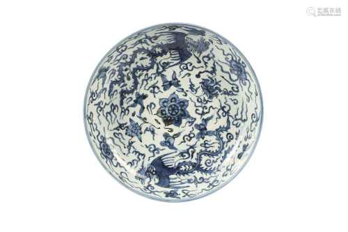 A CHINESE BLUE AND WHITE KRAAK PORCELAIN 'PHOENIX' CHARGER.