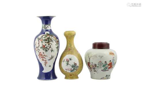 TWO CHINESE FAMILLE ROSE VASES AND A JAR.