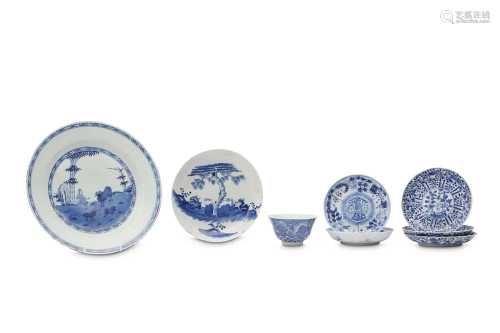 A COLLECTION OF CHINESE BLUE AND WHITE PORCELAIN.