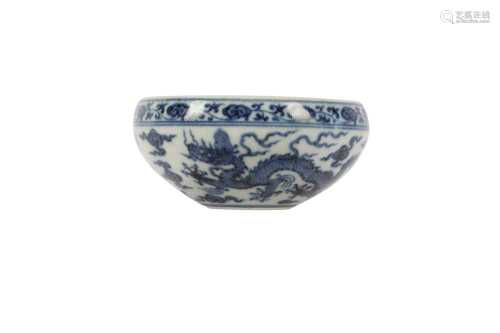 A CHINESE BLUE AND WHITE 'DRAGON' BRUSH WASHER.