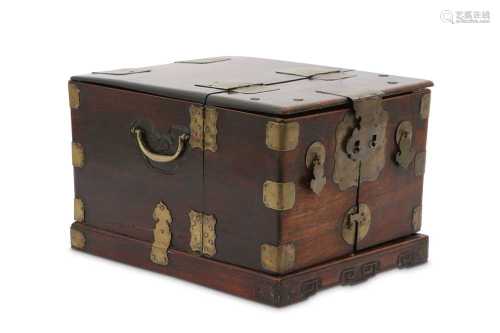 A CHINESE ROSEWOOD AND HUANGHUALI DRESSING BOX.