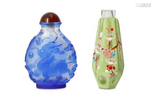 TWO CHINESE GLASS SNUFF BOTTLES.